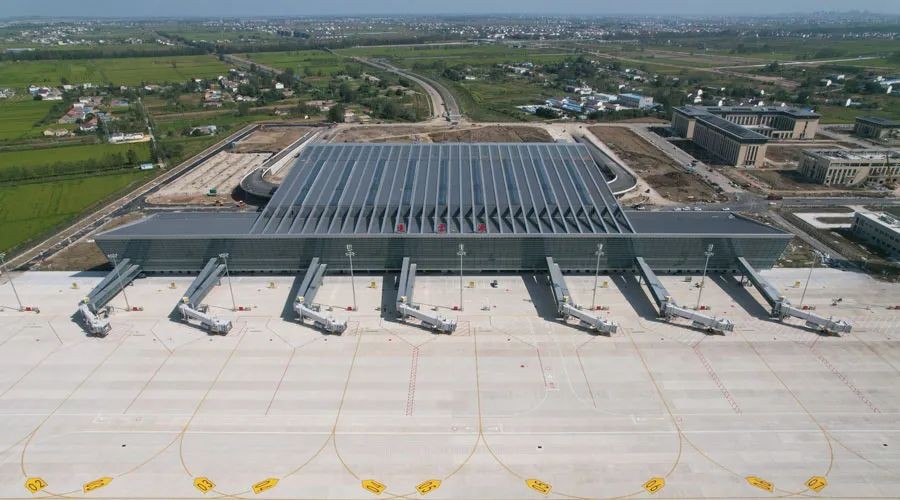 空气能+太阳能护航世界级机场群！z6com尊龙凯时多能互补热水铸就绿色之翼！