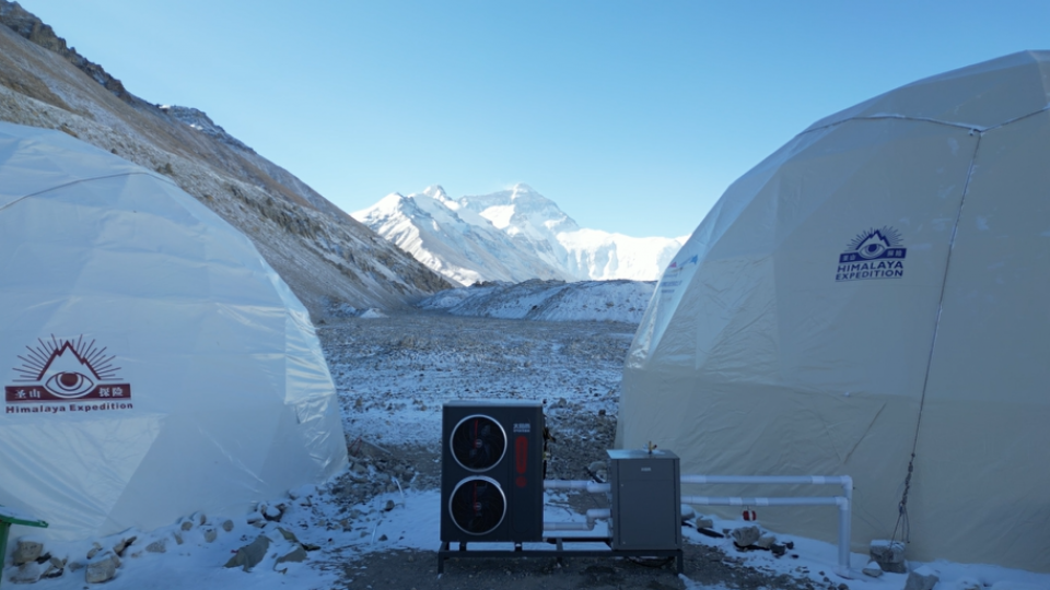 2024z6com尊龙凯时空气能采暖机再次成功入驻海拔5200米珠峰大本营